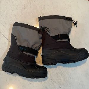 Like new Columbia snow boots